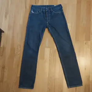 Vintage Diesel Slim fit jeans i mörkblå/grå färg som är i bra begagnat skick utan synligt slitage.