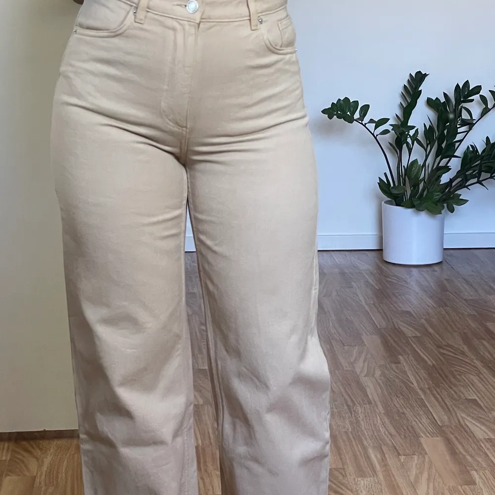 Beiga vida jeans från monki i modellen Yoko! Väldigt bra skick! Storlek 28, passar bra på mig som brukar ha 38. Köparen står för frakten 💕. Jeans & Byxor.