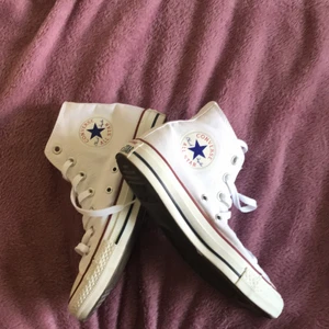 Converse - Äkta converse skor från usa i en converse affär andvända en gång jätte bra skick inte smutsiga! Och vanliga vita 