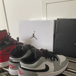 Jordans low - Hej säljer nu mina gråa oanvända jordens low, då jag inte riktigt blev nöjd med färgen. Köpta för 2400kr säljer för 1400kr kartong medföljer om så önskas:) Storlek 36,6!