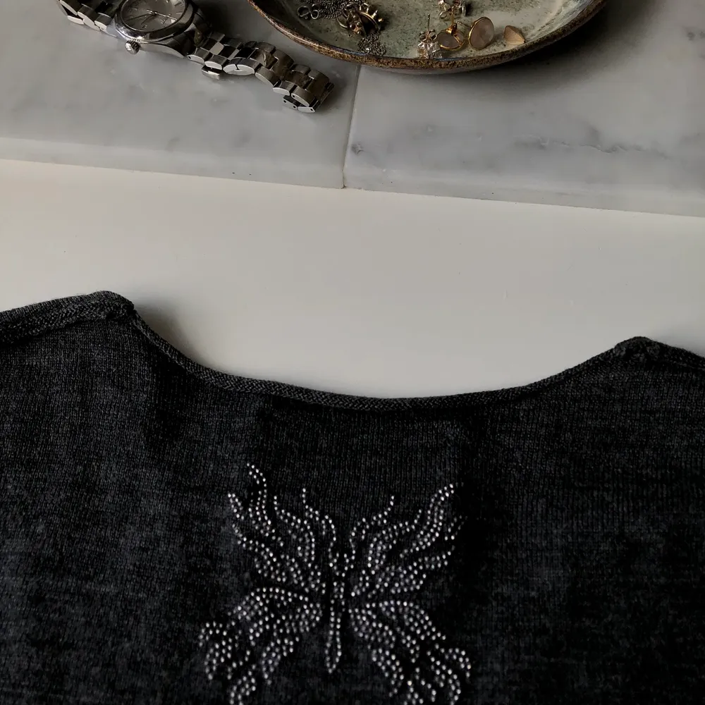 Jättefin och enkel Zadig tröja som jag inte använder. Den är mörkgrå med en liten fjäril där bak, hör av dig vid intresse!❤️💕💞. Stickat.
