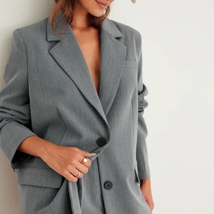 Oversized blazer/kavaj na-kd grey - En oversized grå kavaj i storlek 36 från na-kd. Rak modell med två knäppen i fram, ganska lång så går att använda som kavaj klänning om du är lite kortare. Använd en gång. Säljs för 350 eller för högst bjudande (ord. 750). Liknar den från djerfavenue🥰