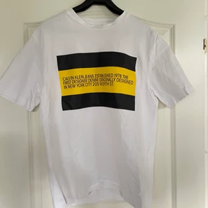 Calvin Klein T-shirt  - Vit T-shirt med tryck storlek M
