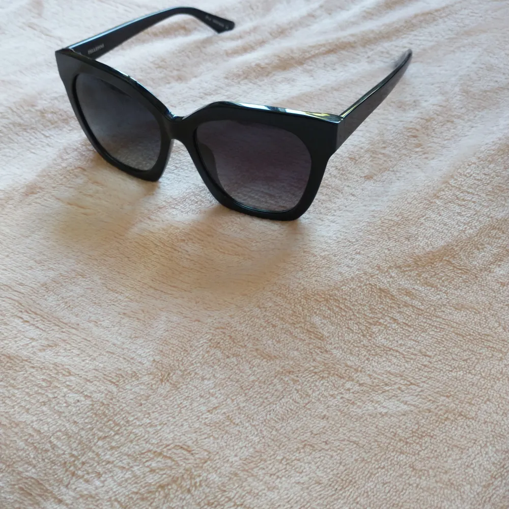 Säljer mina nya äkta fellepini solglasögon endast använda en gång. Säljer endast för att jag har dåligt ställt.de kostade mig 1700 kr och jag säljer de för endast 700 kr. Pgra att jag inte har kvittot kvar.. Accessoarer.