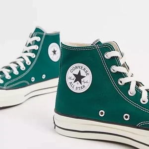 Convers skor - Använda en gång på grund av fel storlek ser jättefina ut, inga hål eller repor, mycket fint skick. Säljer för 350 kr men kan sänka vid en snabb affärer. Skriv vid fler frågor eller bilder så får ni.