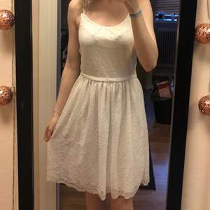 en vit spets klänning som är perfekt nu till alla skolavstningar. storlek 170 passar då också S