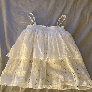 Vit topp - Fin vit topp, köpt på Gina tricot för länge sedan men har aldrig kommit till användning❤️