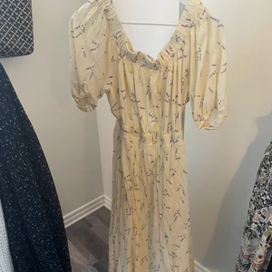 Hm klänning  - En vadlång klänning i krinklad, vävd kvalitet med bara axlar. Klänningen har klädd resår upptill och kort ballongärm med smal resår vid ärmslut. ... 