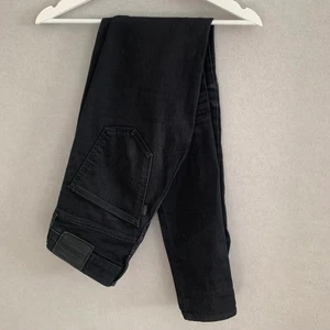 Levis jeans  - Ett par Levis skinney jeans som är högmidjade. Väldigt bra skicka och nypriset var 500kr men nu säljer jag de för 300kr🖤