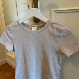 Beige T-shirt  - Beige lätt ribbad T-shirt ifrån H&M🤍Oanvänd, stl S.