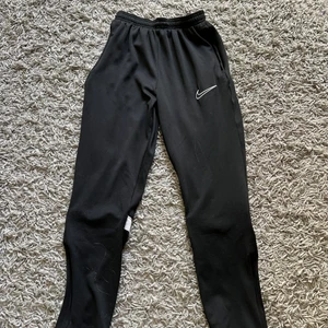 Nike byxor  - Ett par svarta Nike byxor står storlek ”L” i dom kom privat för mer bilder, inte så mycket använda ungefär 7 gånger💕 pris kan diskuteras och ink frakt💕 när jag köpte dom så kosta dom 499kr💕 men säljer dom för 200kr om inte vid snabb affär blir de såklart billigare💕