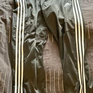 Svarta Adidas Xl - Adidas byxor XL men stora i storleken, använda ett fåtal gånger.  Köpta på stadium. Pris: 200kr hämtas med fördel i Jönköping. Kan skickas om köparen står för frakten. Skickas efter full betalning mottagits 