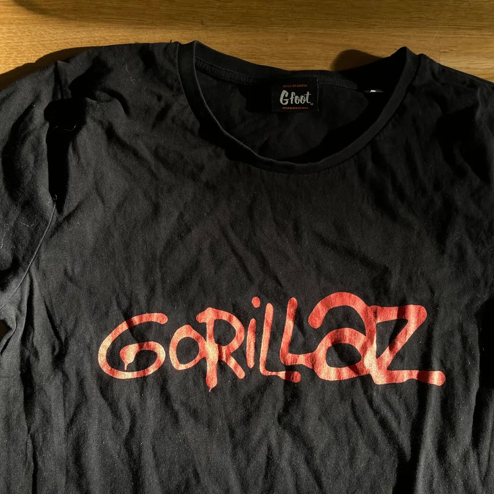 Köpt förra gången gorillaz spelade i stockholm. Dom kommer tillbaka och spelar i sommar så skynda fynda! 🤩. T-shirts.