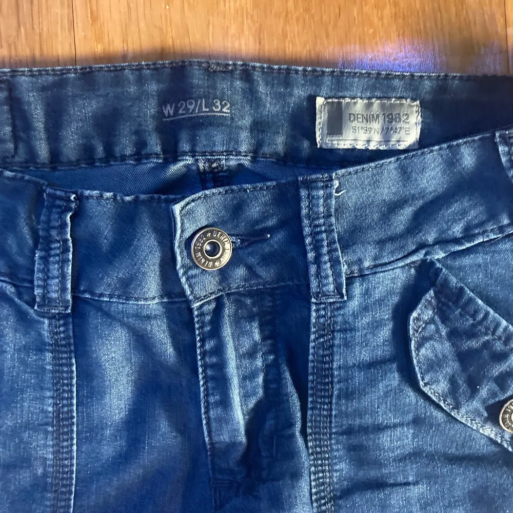 Superfina och mysiga cargo liknande blåa byxor !! I storlek: W29 / L32 💙💙 Originelt köpta på sellpy men aldrig använt! . Jeans & Byxor.