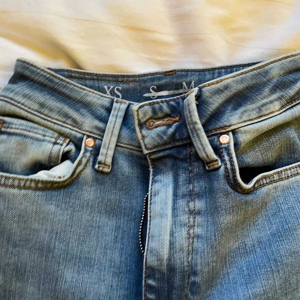 Peachy flair jeans från BikBok, så fina och använda fåtal gånger💗 nypris 599 säljer för 199 :). Jeans & Byxor.
