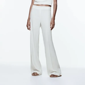 SÖKER Zara vit/naturfärgad lång vid byxa  - SÖKER denna byxa från zara från vinter och vår kollektionen i färgen natur, (ser vit ut) i storlek 36. 