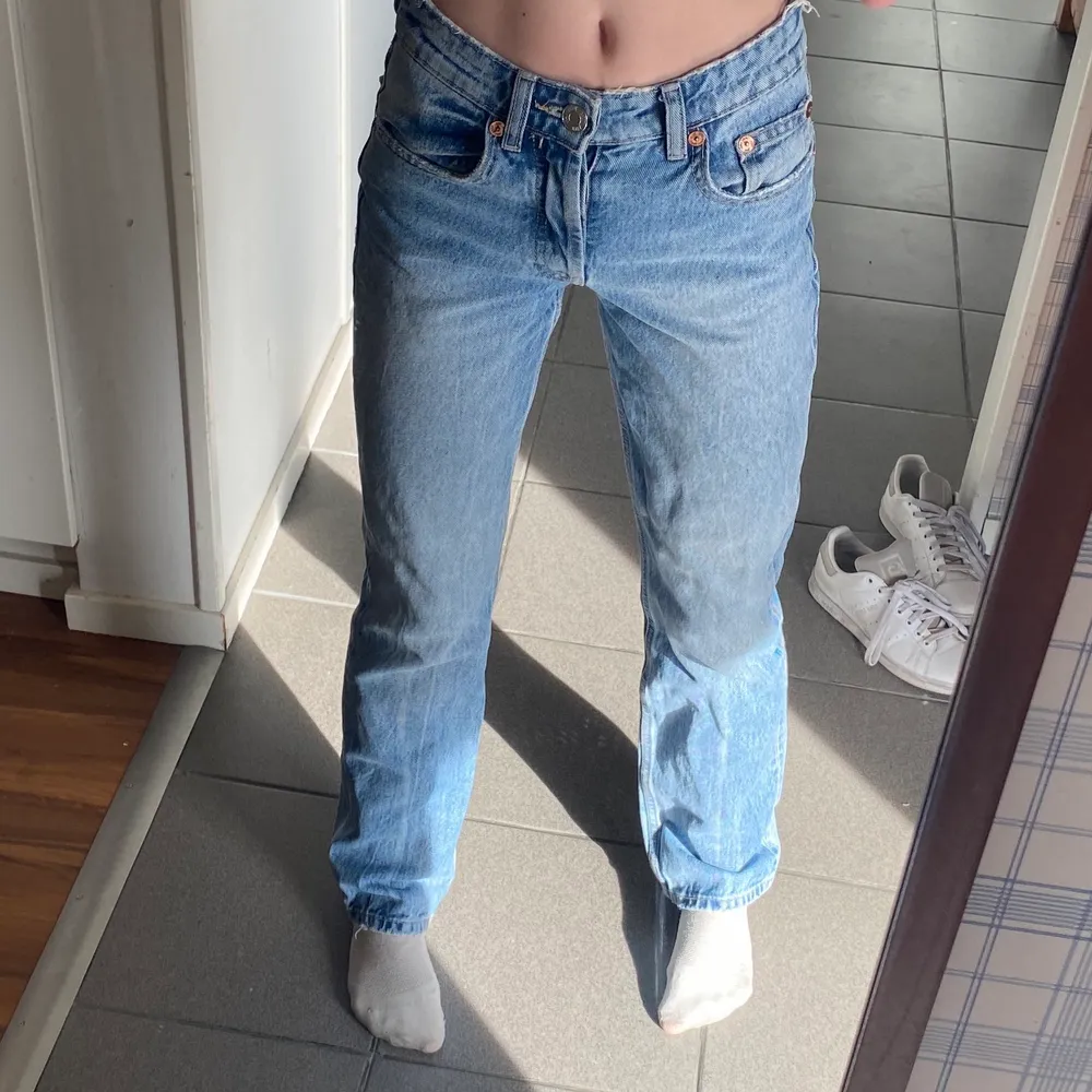 Asnygga ljusblåa zara jeans som är low/mid waist och sitter perfekt, storlek 32 och i nyskick, använt fåtal gånger🙌🏻 ❗️SÄLJER DESSA JEANS I ALLA FÄRGER!! Kolla andra anonser❗️. Jeans & Byxor.
