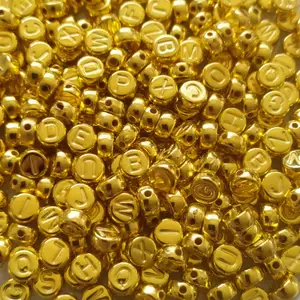 100 stycken bokstavspärlor 5mm i högblank gulddesign. 60cm armbandstråd ingår.
