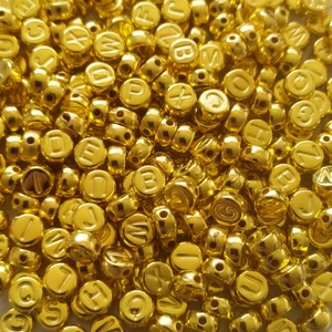 100 PACK Bokstavspärlor - Guld - 100 stycken bokstavspärlor 5mm i högblank gulddesign. 60cm armbandstråd ingår.