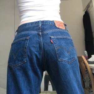 Supersnygga mörkblå jeans från Levi’s i modellen 501. Säljer eftersom de tyvärr var för korta på mig som är 177 cm. Midjemåttet är ca 80 cm och innerbenslängden är ca 72 cm. Slitna lite här och var. Bara att skriva om ni har frågor💕