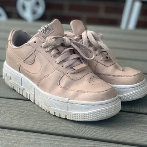 Nike air force 1 pixel - Säljer dessa nike air force 1 pixel skor. Rätt så fint skick, (inte så andvända). (tvättas innan de skickas) så de blir lite renare. Köptes för 1 300kr säljs minst för 700kr