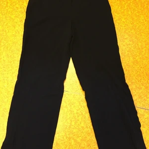 Kostymbyxor, svarta - Köpta i London storlek 6-vilket ska vara 38. Begagnade. Ganska höga i midjan, en knapp, dragkedja. Mjuka. Ca 94 cm i längd.