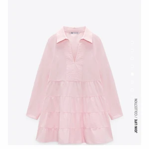 Zara ljusrosa klänning  - Jag säljer min fina ljusrosa klänning 👍🏼klänningen är i nyskick och knappt använd . Säljer pga ingen användning utav den ! 