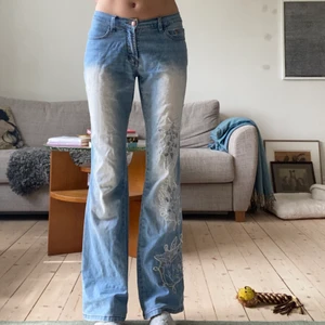 Lågmidjade jeans! - Verkligen skitsnygga jeans med söta blommor på benen! Jag är 175 lång och de går ner till fötterna på mig!🌸❣️💕