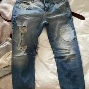 Härliga italienska jeans, snygg slitning. Använda 2 ggr, 