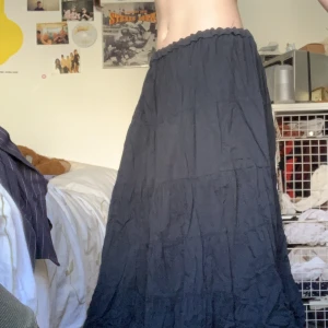 Mörkblå lång kjol  - Den är lång men den är ksk 20cm från mina fötter och jag är 180cm. Setförlust sitter den som en maxiskirt på mig 