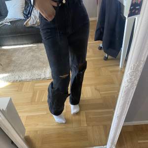 Svarta håliga jeans, sitter jättesnyggt men inte riktigt min stil längre så knappt använda