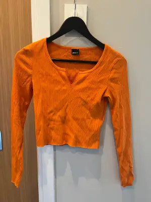 Orange tröja från Gina Tricot  Stl S  Använd fåtal gånger  (+frakt) 