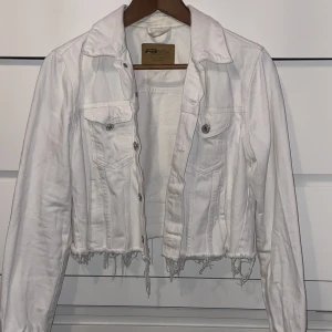 jeansjacka - Vit jeansjacka avklippt. Köpt för något år sedan för 300kr. Storlek L men skulle säga att den passar allt ifrån S till L beroende på önskad passform.