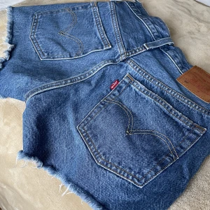 Levi’s shorts - Säljer mina levi’s shorts 501 (W25) som aldrig riktigt har kommit till någon större användning. Nyskick såklart 💙