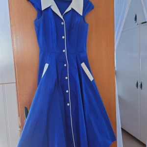 Rockabilly/50tal - Heart&roses från England  Rejält tyg och bra kvalite. Väldigt smickrande Storlek S kan passa M Använd 1 gång  Rollas innan försäljning eftersom den drar åt sig hår. 
