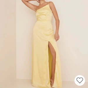 Balklänning💛 - Helt oanvänd med prislappen kvar. Köpte förra vintern till min bal men köpte en ny i sista sekunden💛Nypris 899, kom med bud!!❤️