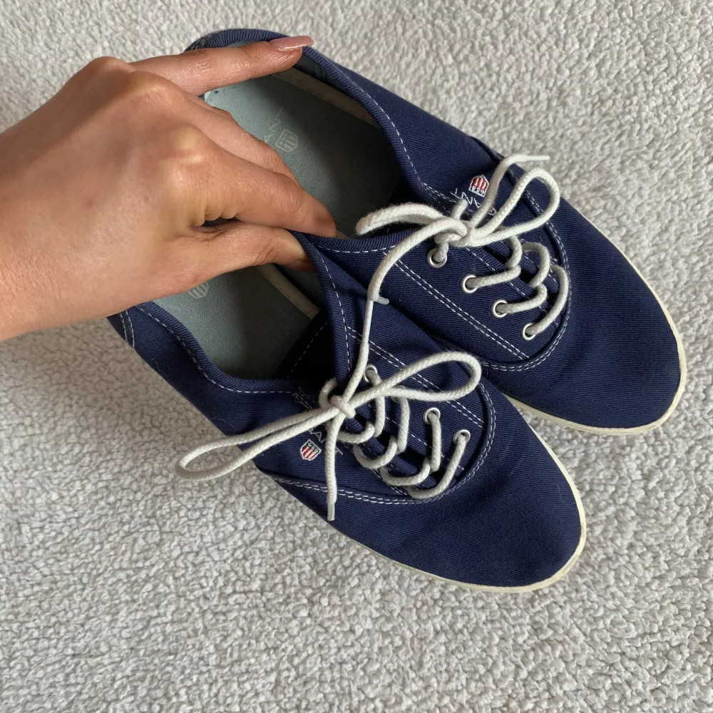 Finfina marinblåa skor från Gant, perfekt till våren 🌷 Har använts enstaka gång, ända att anmärka på är loggan där bak (se bild). Därav pris. 💖. Skor.