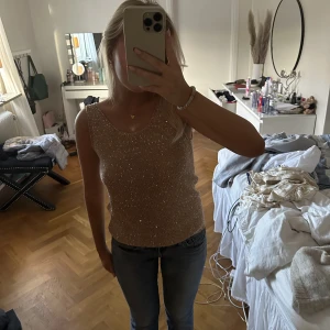 Glittrigt linne - Stickat glittrigt linne från Vero Moda, i superfint skick