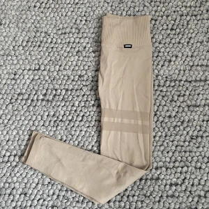 Stinget byxor - Säljer dessa fina stronger byxor eftersom dom inte komme till andvänding. Dom är ALDIG använda och tvättas såklart innan dom skickas. Priset kan diskuteras och köparen står för frakt.💗