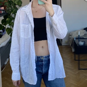 Vit oversized skjorta  - Vit oversized tunn skjorta, sommrig och i bra skick