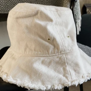 Oanvänd bucket hat Weekday - Helt oanvänd bucket hat från Weekday, säljes då jag fick den i present men storleken passar tyvärr inte. Superfin till sommaren!  Köparen står för frakt.
