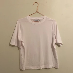 Relaxed T-shirt - Knappt använd t-shirt från weekday. Säljer då den inte är min stil. 