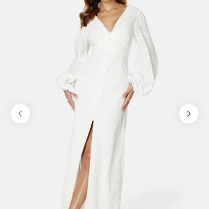 Vit klänning - En längre vit klänning från Vila i storlek 38, aldrig använd. Passar perfekt nu till studenten och midsommar! Nypris 900kr🤍