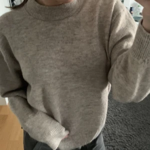 Stickad tröja  - Jag säljer nu denna superfina och mysiga stickade tröjan💕den är ifrån hm och har en jättefin beige färg💕kontakta mig vid fler frågor!