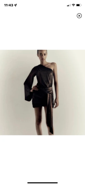 ZaraKlänning - Säljer denna snygga och unika klänning från zara. Helt slutsåld! Storlek L men sitter som en M då zarastorlekarna är små (har alltid s elr m på zara) . Skriv privat vid frågor eller intresse ☺️helt ny med prislapp kvar