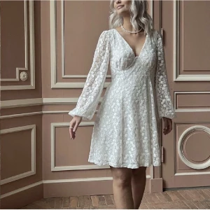 Gina Tricot Klänning - Säljer denna slutsålda klänning i str 36.  OBS: Finns en liten defekt på varan som knappt syns, Gina skickade den så till mig. (Bilder finns) ✨💌