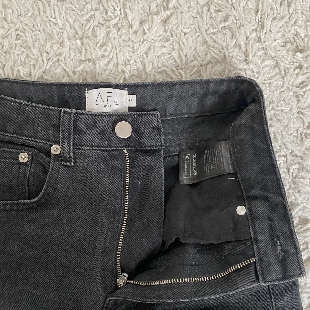 Säljer dessa fina jeans från Nakd som är i väldigt bra skick! 💕Storleken är 32 och  Jeansen har en grå/svart färg. Jeans & Byxor.