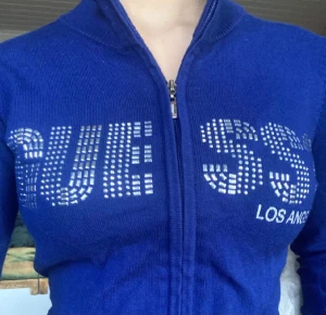 Guess zipup - Jättesnygg guess tröja! Frakt tillkommer 💙