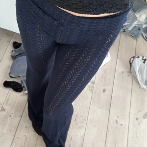 Virkade byxor - Säljer dessa marinblåa virkade byxor perfekta till sommaren 