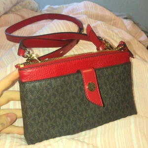 Michael Kors Axelremsväska  - Michael kors axelremsväska. Nyskick